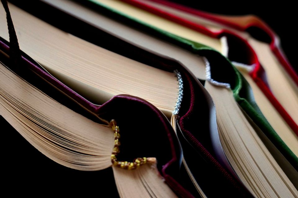 Books face down (Pixabay/moritz320)