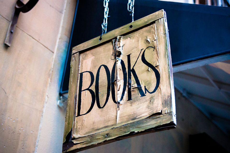 Bookstore sign (Unsplash/Cesar Viteri)