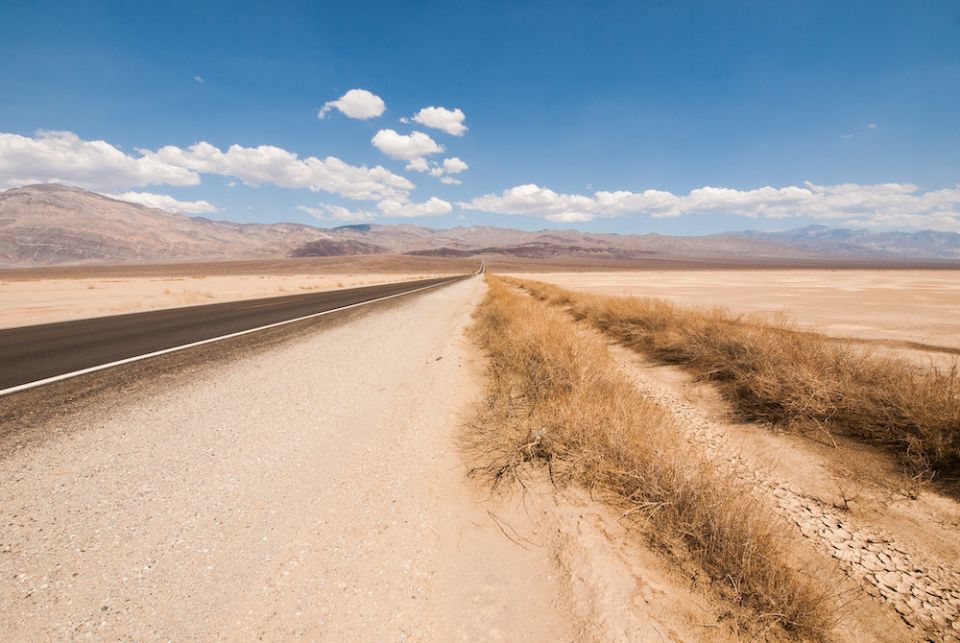 View of road in the desert (Flickr/William Warby)