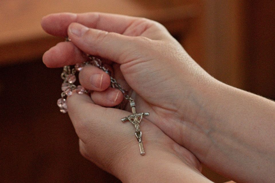 Praying the rosary (Unsplash/Dolina Modlitwy)