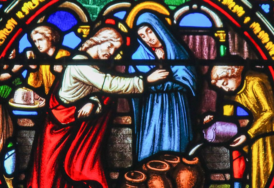 Stained glass in the Chapel Notre-Dame des Flots in Sainte-Adresse, France, depicts Jesus transforming water into wine at the marriage at Cana. (Dreamstime/Jorisvo)