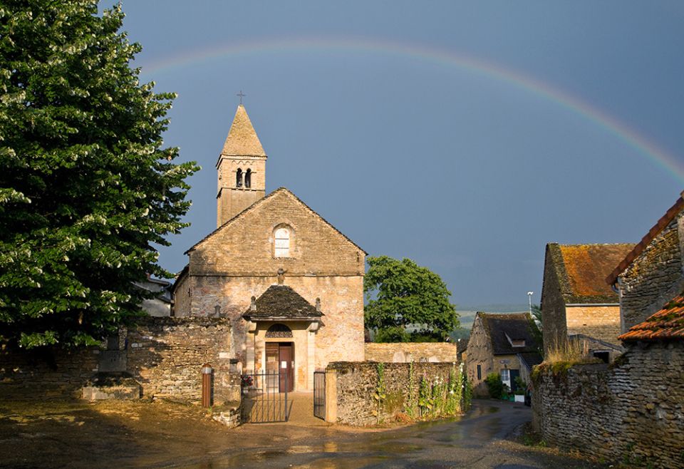 Se ve un arcoíris en la Ste. de la comunidad de Taizé.  Iglesia de Marie Madeleine en Borgoña, Francia.  El hermano Roger Schutz fue el fundador de la comunidad.  (La hora de soñar/Granjero)