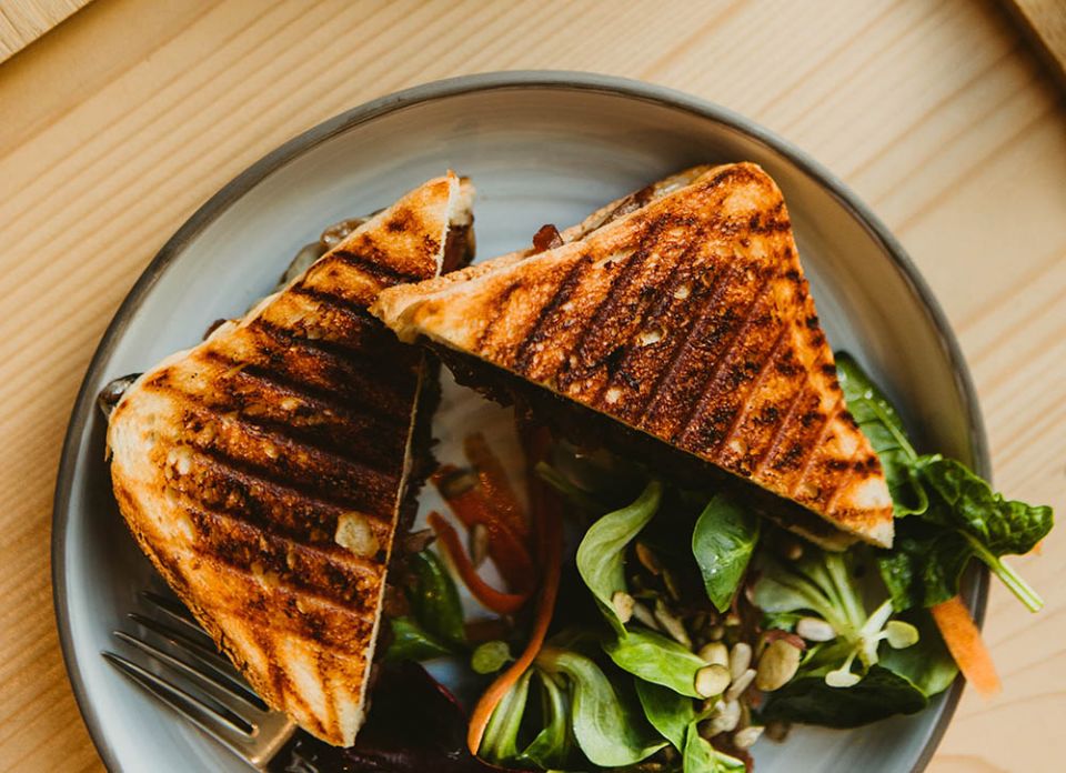 Lunch sandwich and salad (Unsplash/Lucas Sandor)