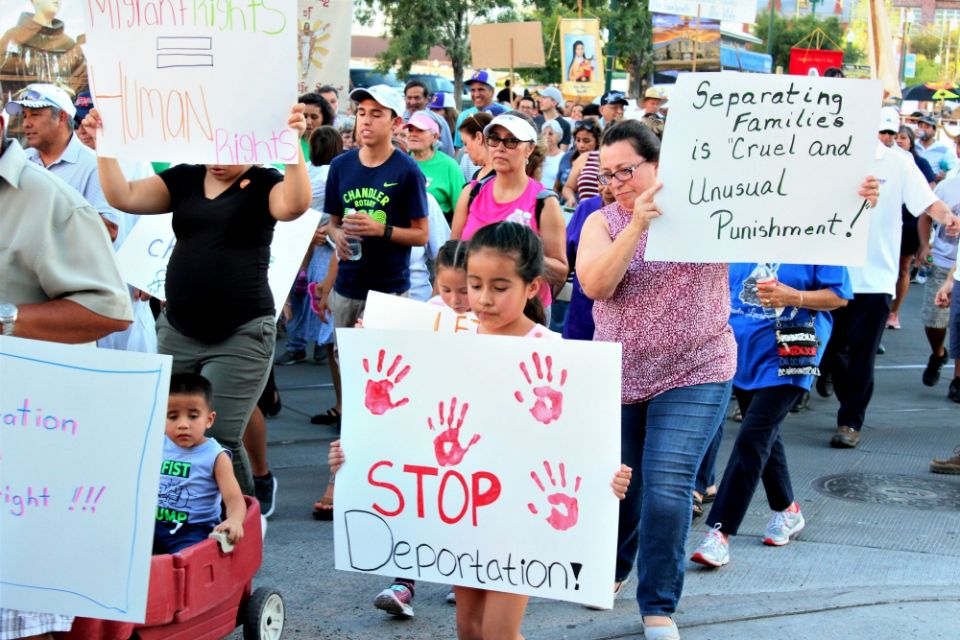 Families of El Paso, Texas, and surrounding areas walk in heat over 100 degrees on July 20 to express support for migrant families. (MVO Photography/Lulu Olvera) Families of El Paso, Texas, and surrounding areas walk in heat over 100 degrees on July 20 to express support for migrant families. (MVO Photography/Lulu Olvera)