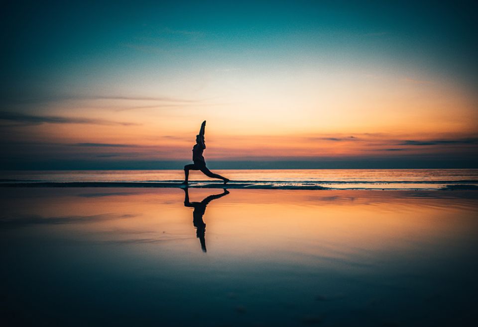 Yoga (Unsplash/Raimond Klavins)
