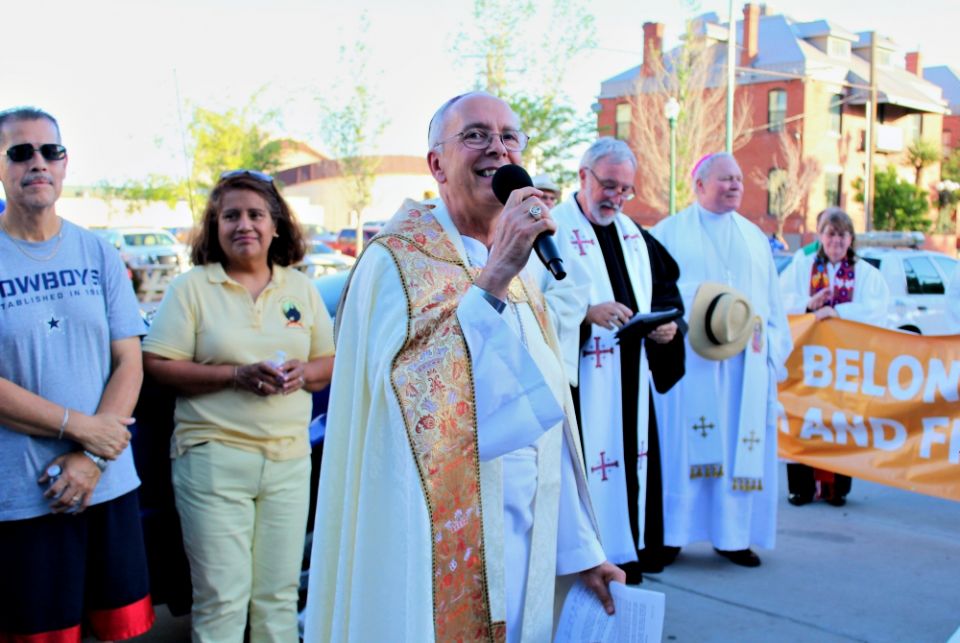 Bishop Mark Seitz welcomes the estimated 900 in attendance at Cleveland Square Park in El Paso, Texas, before beginning their procession downtown. (MVO Photography/Lulu Olvera)