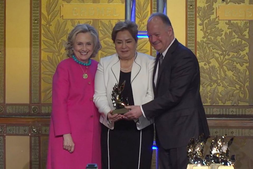 Patricia Espinosa, executive secretary of the United Nations Framework Convention on Climate Change, receives an award from Georgetown Institute for Women, Peace and Security. Also pictured are Hillary Clinton and Georgetown president John DeGioia.