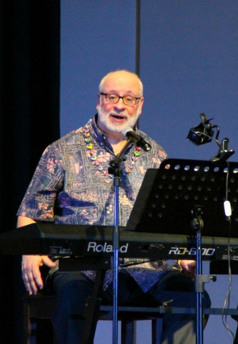 David Haas in concert at the Ateneo de Manila University in Quezon City, Philippines, in 2016 (Wikimedia Commons/Titopao)
