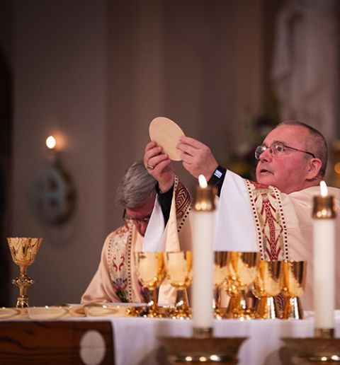 Bishop David Talley raises the host during his installation Mass at the Cathedral of the Immaculate Conception in Memphis, Tennessee, April 2, 2019. (CNS/Courtesy of Memphis Diocese/Gragg Higginbotham)