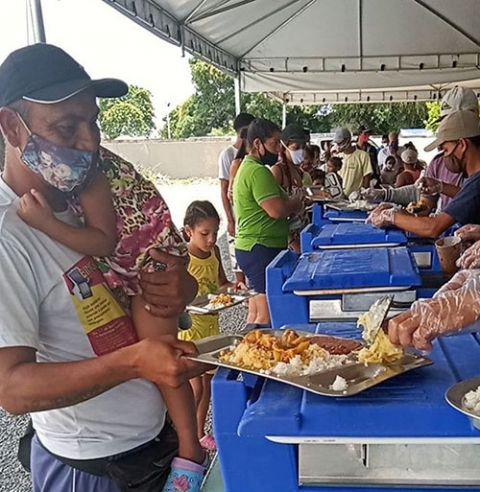 Venezuelan refugees in Boa Vista, Brazil, receive food from "Stirring the Pot," a Catholic-run program. (CNS/Courtesy of "Mexendo as Panelas" program/Our Lady Consolata Parish)