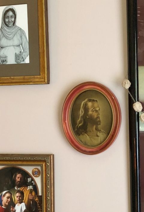 A 1950s-era framed print of Warner Sallman’s “Head of Christ” is seen among other religious art on the wall of a Catholic home. (Diane Ortiz) A 1950s-era framed print of Warner Sallman’s “Head of Christ” is seen among other religious art on the wall of a Catholic home. (Diane Ortiz)