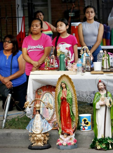 Worshipers pray during a street Mass held by St. Agnes of Bohemia Parish in the Little Village neighborhood of Chicago July 18, 2017. (CNS/Chicago Catholic/Karen Callaway)