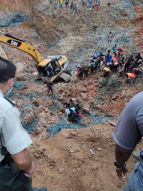Rescuers search for bodies after landslide trapped miners in Ecuador. (Photo/Courtesy of RENAPE)