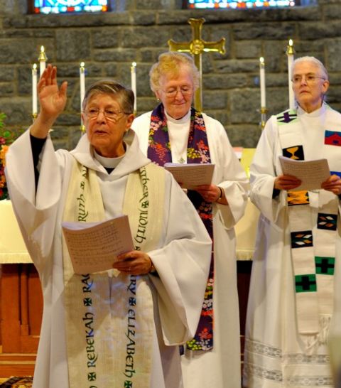 Nancy Wittig blesses the congregation, with Marie Moorefield Fleischer and Emily Hewitt nearby, during the memorial service for Alison Cheek Nov. 2 at St. Philip’s Episcopal Church in Brevard, North Carolina. (Darlene O’Dell) Nancy Wittig blesses the congregation, with Marie Moorefield Fleischer and Emily Hewitt nearby, during the memorial service for Alison Cheek Nov. 2 at St. Philip’s Episcopal Church in Brevard, North Carolina. (Darlene O’Dell)