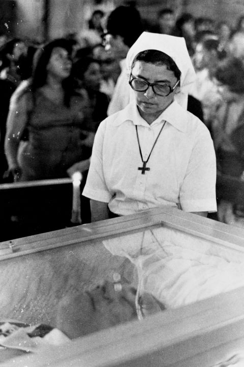A mourner views Archbishop Óscar Romero's body during his funeral at the Cathedral of San Salvador, El Salvador, on March 30, 1980. (NCR photo/June Carolyn Erlick)