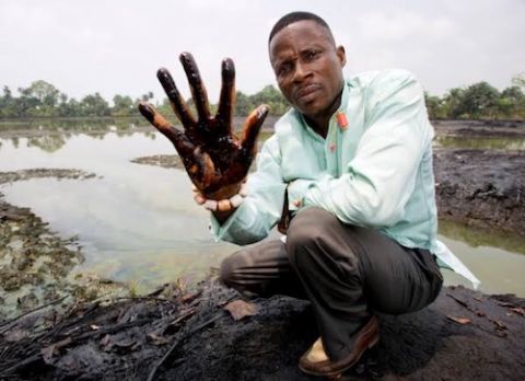 A man holds up an oil-covered hand in the Niger Delta area, May 30. 2019. (Wikimedia Commons/Ucheke) A man holds up an oil-covered hand in the Niger Delta area, May 30. 2019. (Wikimedia Commons/Ucheke)