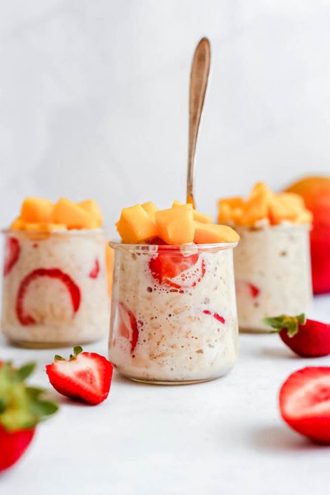Vegan overnight oats with strawberries and mango (At Elizabeth's Table/Elizabeth Varga) Vegan overnight oats with strawberries and mango (At Elizabeth's Table/Elizabeth Varga)