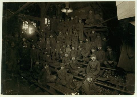 Noon hour at the Ewen Breaker of Pennsylvania Coal Company in South Pittston, Pennsylvania, 1911 (National Child Labor Committee collection, Library of Congress, Prints and Photographs Division/Lewis Wickes Hine)