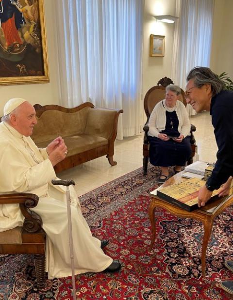 Artist Makoto Fujimura introduces his work to Pope Francis on Nov. 8. (Courtesy of Haejin Shim Fujimura)