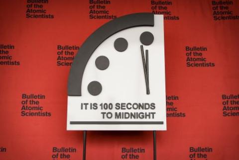 Illustration of the Doomsday Clock at 100 seconds to midnight. 