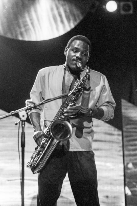 Saxophonist Kirk Whalum performs with Larry Carlton & The Yellow Jackets on Sept. 14, 1987, at Cornell University. (Wikimedia Commons/Kenneth C. Zirkel)