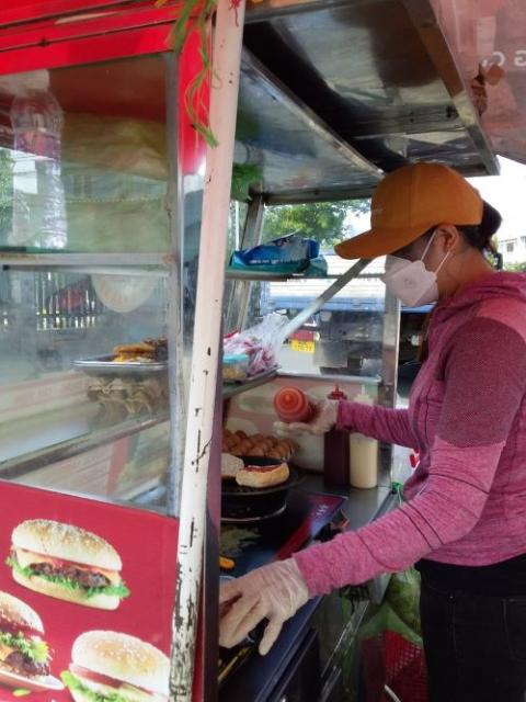  A 30-year-old Catholic mother sells hamburgers to earn a living. (Mary Nguyen Thi Phuong Lan)
