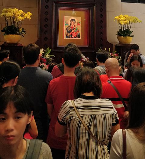 People pray at Novena Church, a shrine under the care of the Redemptorists in Singapore. (Wikimedia Commons/Exec8)