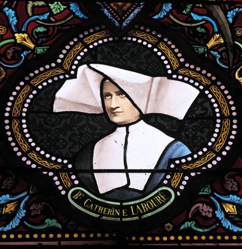 Santa Catalina Labouré está representada en vidrieras en la Iglesia del Sagrado Corazón en Moulins, Francia.  (Wikimedia Commons/GFreihalter)
