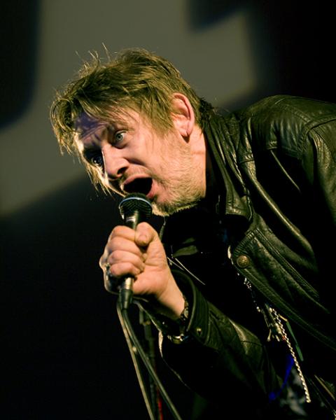 Shane MacGowan performs at the Analog Festival Dublin in 2008. (Wikimedia Commons/Marcus Lynam)
