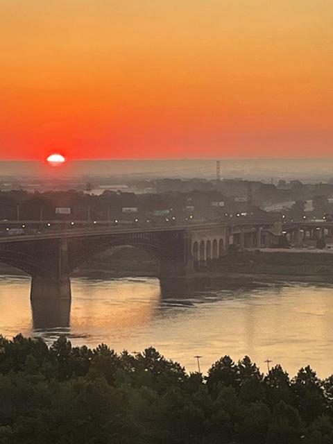 Sunrise over the Mississippi River in St. Louis, Missouri (Linda Buck)
