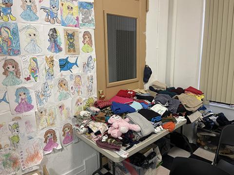 Mesa con ropa y juguetes en el centro de acogida de inmigrantes de la iglesia de Santa Teresa, en el Lower East Side de Manhattan Una mesa con ropa y juguetes en el centro de acogida de inmigrantes de la iglesia de Santa Teresa, en el Lower East Side de Manhattan, en diciembre de 2024. (Foto: Camillo Barone)