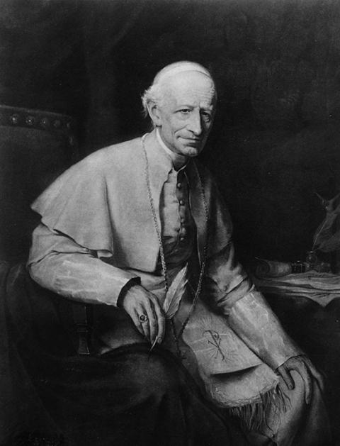 Bức chân dung này của Giáo hoàng Leo XIII cho thấy ngài đang cầm một cây bút lông ngỗng. Trong Rerum Novarum, ngài viết, "Lừa gạt bất kỳ ai về tiền lương mà họ được hưởng là một tội ác lớn, kêu gào cơn thịnh nộ của thiên đàng." (CNS/Thư viện Quốc hội)