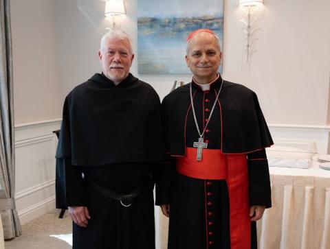 Linh mục dòng Augustinian Anthony Pizzo, tạo dáng trong bức ảnh chụp năm 2024 với Đức Hồng y Robert F. Prevost lúc bấy giờ, hiện là Đức Giáo hoàng Leo XIV. (Bản tin OSV News/Tỉnh dòng Augustinian của Đức Mẹ Cố Vấn Lành qua Reuters)