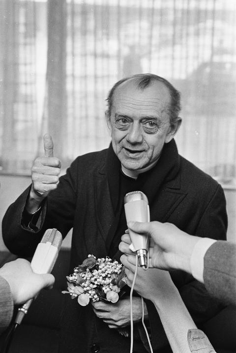 A black-and-white photo of Dom Hélder Câmara in mid-interview with two microphones pointed at him in 1970. (Wikimedia Commons/Anefo/Bert Verhoeff)