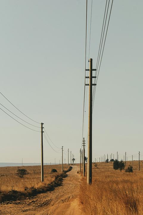 Una strada sterrata è vista a Emalahleni, in Sudafrica. (Unsplash/Auston Mtabane)