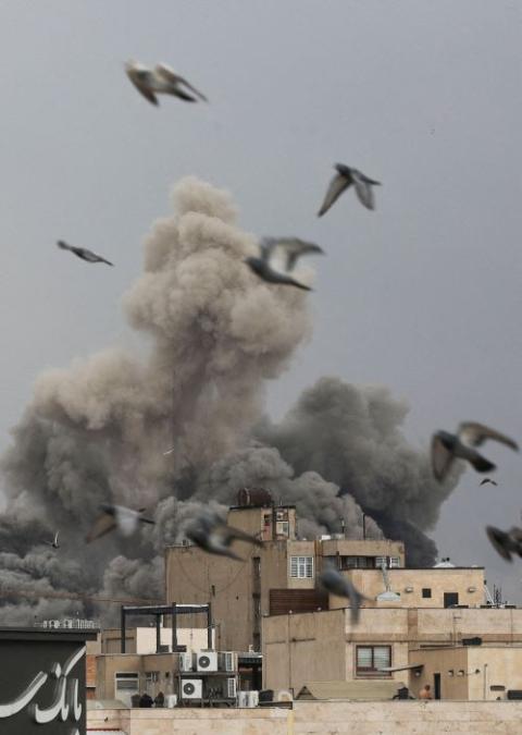 Gli uccelli volano mentre il fumo sale dopo un'esplosione, dopo che Israele e gli Stati Uniti hanno lanciato attacchi all'Iran, in mezzo alla guerra tra Stati Uniti e Israele con l'Iran, a Teheran, Iran, il 2 marzo. (OSV News/West Asia News Agency tramite Reuters/Majid Asgaripour)