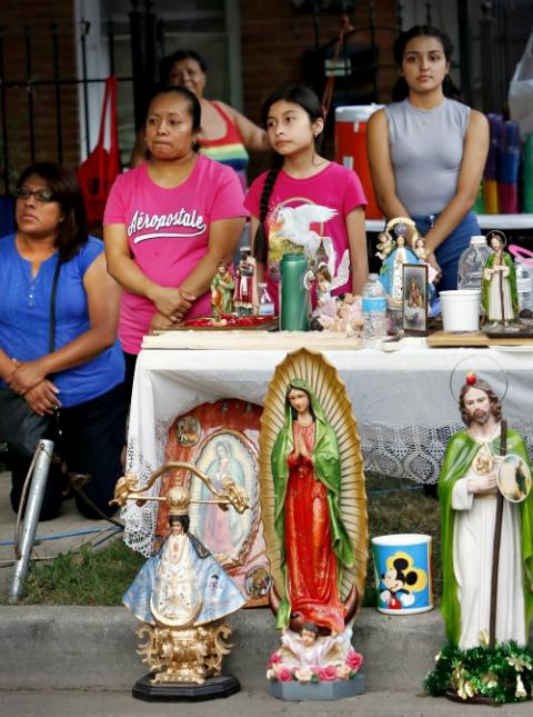 Worshipers pray during a street Mass held by St. Agnes of Bohemia Parish in the Little Village neighborhood of Chicago July 18, 2017. (CNS/Chicago Catholic/Karen Callaway) Worshipers pray during a street Mass held by St. Agnes of Bohemia Parish in the Little Village neighborhood of Chicago July 18, 2017. (CNS/Chicago Catholic/Karen Callaway)