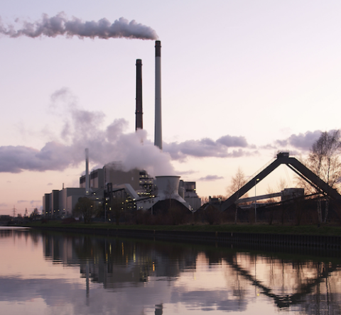 Coal-burning power plant at Dortmund-Ems Canal in Datteln, Germany, 2006 (Wikimedia Commons/Arnold Paul) Steam rising from stacks at a coal plant along a waterway