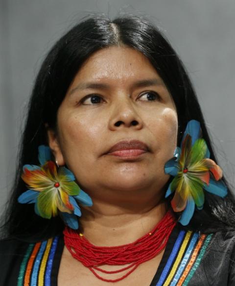 La autora Patricia Gualinga asiste a una conferencia de prensa para discutir el Sínodo de los Obispos para la Amazonía en el Vaticano, 17 de octubre de 2019. (CNS/Paul Haring) La autora Patricia Gualinga asiste a una conferencia de prensa para discutir el Sínodo de los Obispos para la Amazonía en el Vaticano, 17 de octubre de 2019. (CNS/Paul Haring)