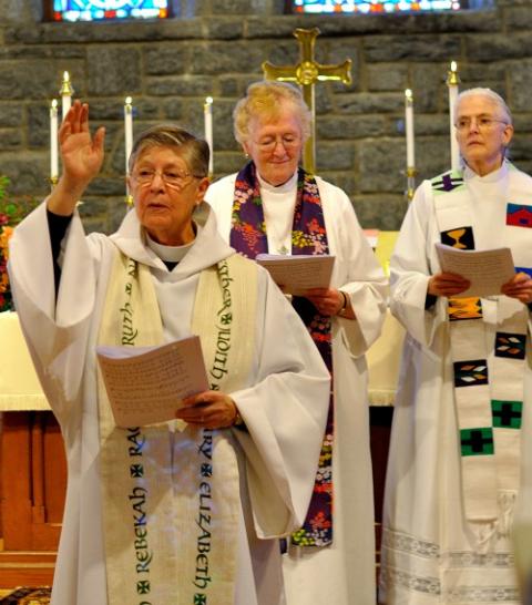 Nancy Wittig blesses the congregation, with Marie Moorefield Fleischer and Emily Hewitt nearby, during the memorial service for Alison Cheek Nov. 2 at St. Philip’s Episcopal Church in Brevard, North Carolina. (Darlene O’Dell) Nancy Wittig blesses the congregation, with Marie Moorefield Fleischer and Emily Hewitt nearby, during the memorial service for Alison Cheek Nov. 2 at St. Philip’s Episcopal Church in Brevard, North Carolina. (Darlene O’Dell)