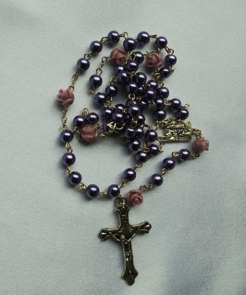 Rosary (Unsplash/Dorian Cochrane) Rosary (Unsplash/Dorian Cochrane)
