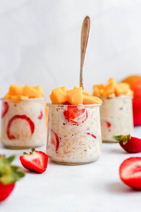 Vegan overnight oats with strawberries and mango (At Elizabeth's Table/Elizabeth Varga) Vegan overnight oats with strawberries and mango (At Elizabeth's Table/Elizabeth Varga)
