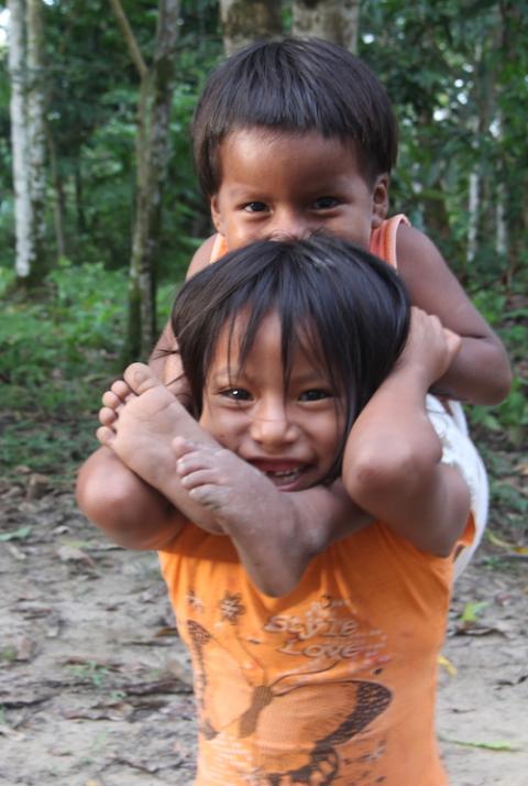 Children play in 2014 in Pucaurquillo, Chicaje's home community on Peru's Ampiyacu River. (Barbara Fraser)