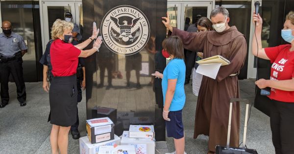 Advocates demand ICE comply with order to release children in detention ...