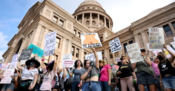 Court keeps Texas abortion law in place, allows challenge to continue ...