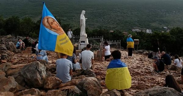 Amid horrors of war, Ukrainian youth make pilgrimage to Medjugorje, praying for peace - Vimarsana News