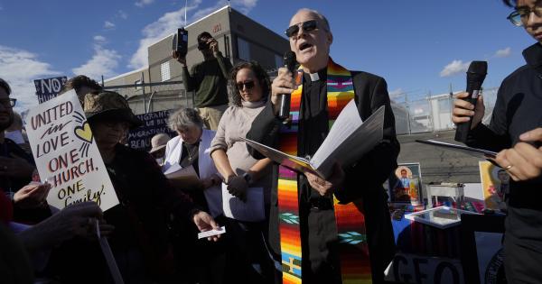 Catholic coalition holds nationwide prayer vigils at ICE offices ...