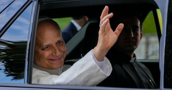 Pope Returns to Vatican After Lung Cancer Surgery; Surgeon Clears Him for Latin America Tour