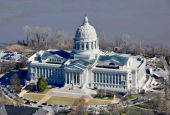 The Missouri State Capitol building in Jefferson City (Wikimedia Commons/KTrimble)