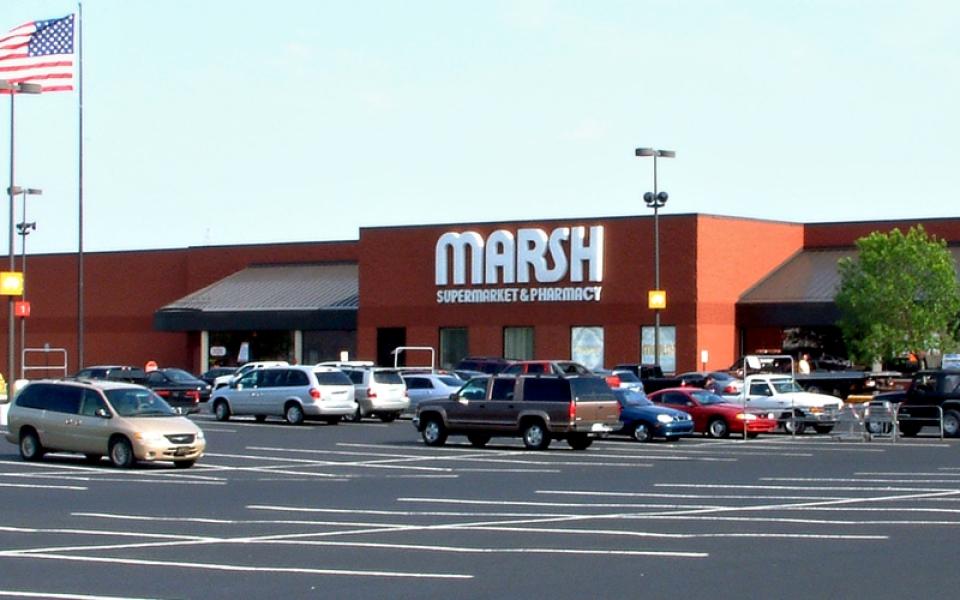 A now-closed Marsh Supermarket location in Lafayette, Indiana, is seen in 2007. (Wikimedia Commons/Huw Williams)